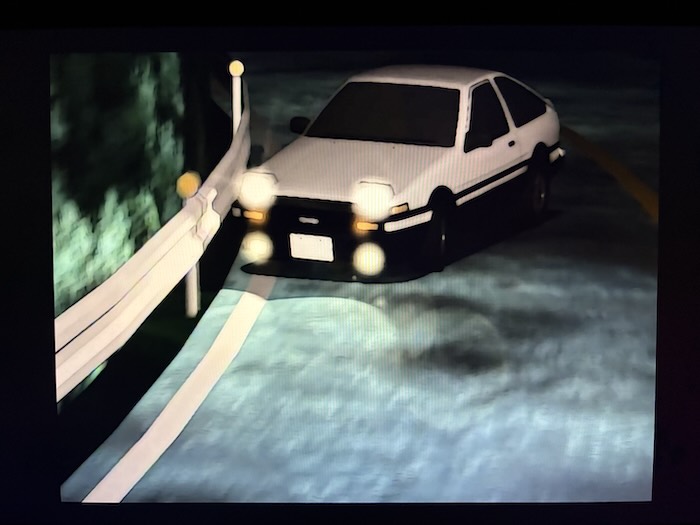 コーナーのギリギリを攻める藤原拓海のAE86